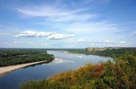 Город Нефтеюганск с севера омывает река Обь, а с юга — Юганская Обь. В каком регионе России это находится?