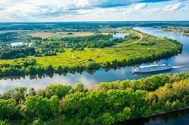 Город Шлиссельбург расположен на левом берегу Невы у её истока из Ладожского озера. Это — ...