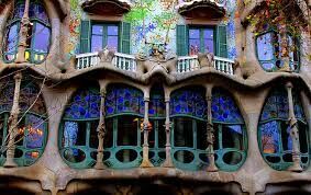 Каса-Батльо в Барселоне — жилой дом, построенный в 1877 году. По проекту какого всемирно известного архитектора он был возведён?  