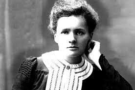  Мария Склодовская-Кюри стала первой женщиной, получившей Нобелевскую премию. Какие химические элементы она открыла?