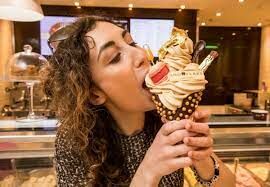  В каком городе в ресторане Serendipity продают самое дорогое мороженое, покрытое листом съедобного золота?