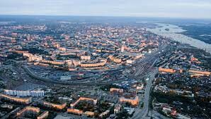 Новосибирск расположился в юго-восточной части Западно-Сибирской равнины. А на берегах какой реки он стоит?
