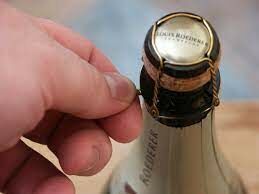  Как называется проволочка-держатель на бутылках с шампанским? 