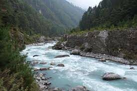 В какой стране протекает река Коси, ежегодно прокладывающая для своих вод новое русло?
