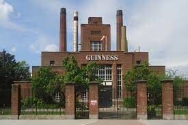 В каком городе находится знаменитая на весь мир пивоварня «Гиннесс»?