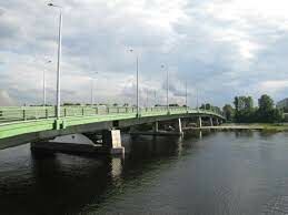   Через какую реку перекинут Большой Петровский мост?