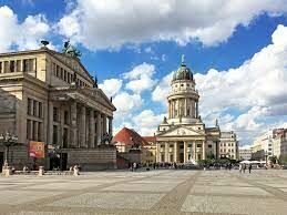 У Берлина, столицы Германии есть прозвище, связанное с его местоположением. Как оно звучит?