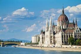 Столица Венгрии была образована слиянием трёх городов. Какой город из нижеперечисленных НЕ является частью нынешней столицы?