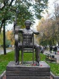   Это советскому актёру, поэту и барду Владимиру Высоцкому. Он установлен в столице российского региона.
