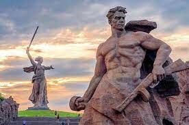 Этот памятник расположен на Мамаевом кургане и посвящен героям Сталинградской битвы.