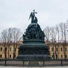Этот памятник был воздвигнут в столице региона в 1862 году в честь тысячелетнего юбилея легендарного призвания варягов на Русь.