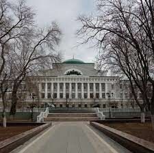 Это здание было построено в столице этого региона в 1915 году для размещения конторы Государственного банка Российской империи.
