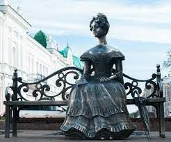 А это -  памятник Любочке, жене губернатора Гасфорда, о которое сложена одна из романтичных легенд столицы этого региона.