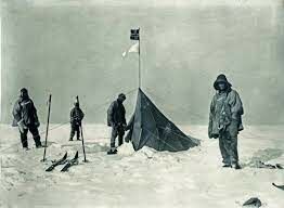 Какой известный путешественник первым достиг Южного полюса?