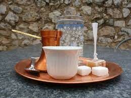 Как называется обёртка для пластикового или бумажного стакана, которая защищает руки от горячего кофе или чая, налитого в него?