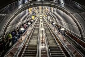 В какой столице находится самая глубокая станция метро в Европе?