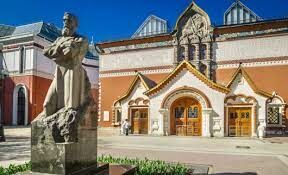  Какой знаменитый российский музей находится в Москве?
