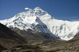   Какие две страны разделяет граница, проходящая по вершине горы Эверест?
