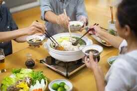За каким столом японцы принимают пищу?
