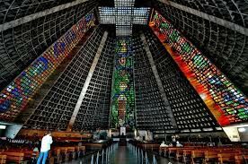 В каком городе находится собор Святого Себастьяна, украшенный красивейшими витражами высотой более 60 метров?