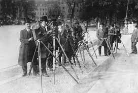 Как называется аппарат, который послужил прототипом первой камеры на этапе зарождения кинематографа?