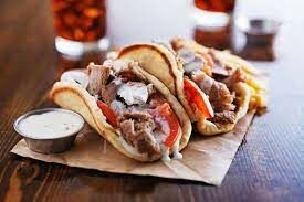  Какое мясо обычно используют греки для приготовления «гироса»?