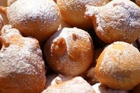 Как называются традиционные бельгийские и голландские пончики, которые готовят во фритюре? Их подают на новогодний стол.