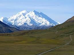 Как называется самая высокая гора Северной Америки, расположенная в штате Аляска?