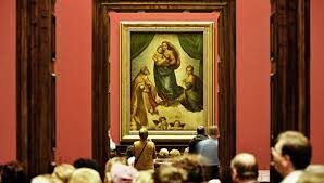   Что можно разглядеть на заднем плане картины Рафаэля Санти «Сикстинская мадонна»?