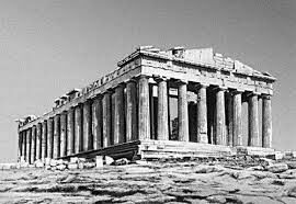 Греческий храм окружённый колоннами.