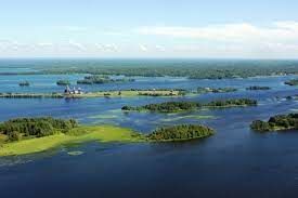 Как называется один из самых известных музеев под открытым небом в России, расположенный на острове Онежского озера?