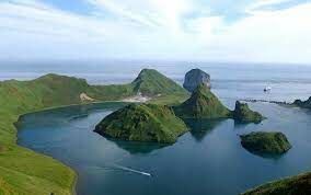  Какие острова в России находятся между полуостровом Камчатка и островом Хоккайдо?