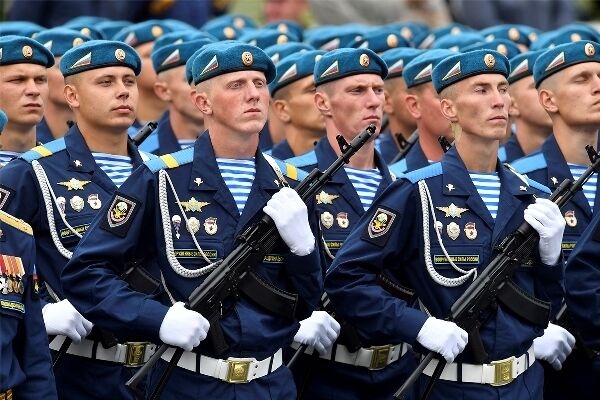 Какие военнослужащие носят голубые береты? 