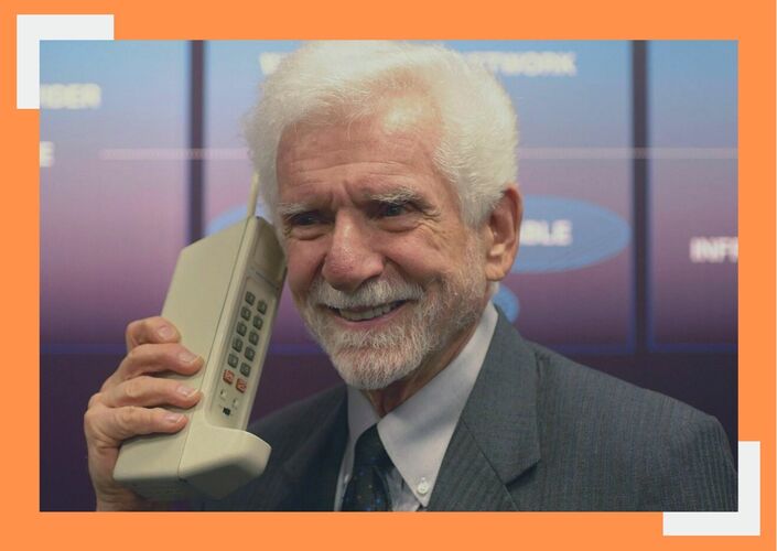 В 1973 году первый прототип портативного сотового телефона выпустила компания