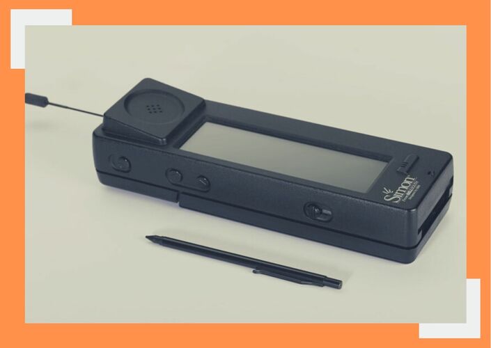 Первый телефон с сенсорным экраном «Simon» выпустила в 1994 году компания