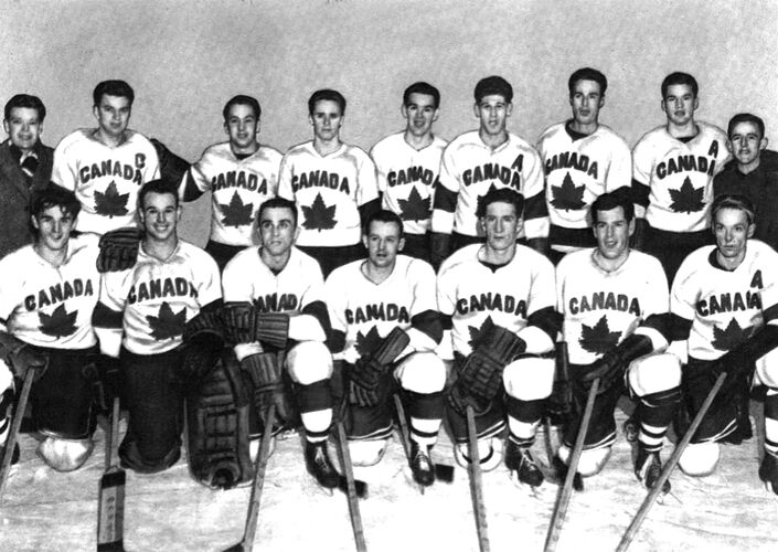 В каком году сборная СССР получила первый титул чемпиона мира, обыграв канадцев со счётом 7:2?