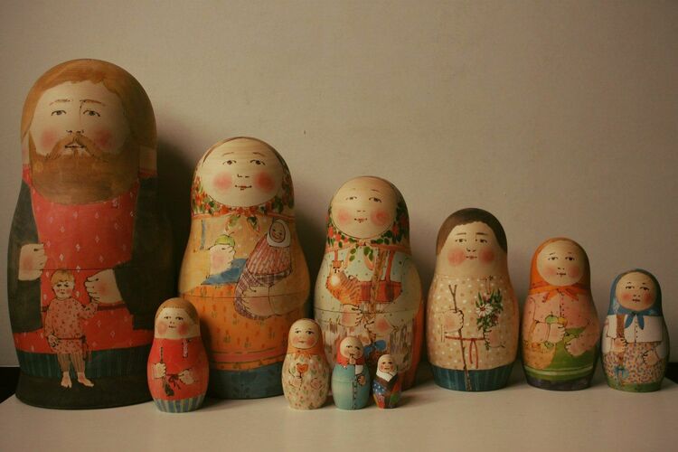 Русская деревянная игрушка в виде расписной куклы.