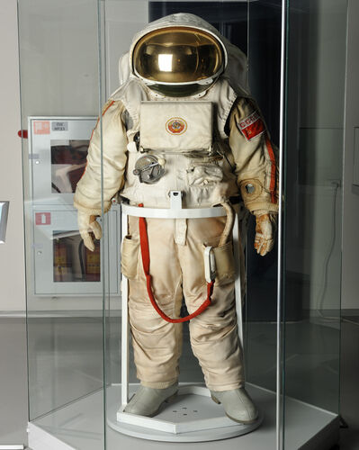 Космическая одежда космонавтов, которую иногда называют мягкой кабиной