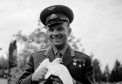 Какую высшую степень отличия получил Ю.А. Гагарин за полёт в космос?