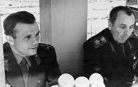 Какое воинское звание имел Ю.А. Гагарин?