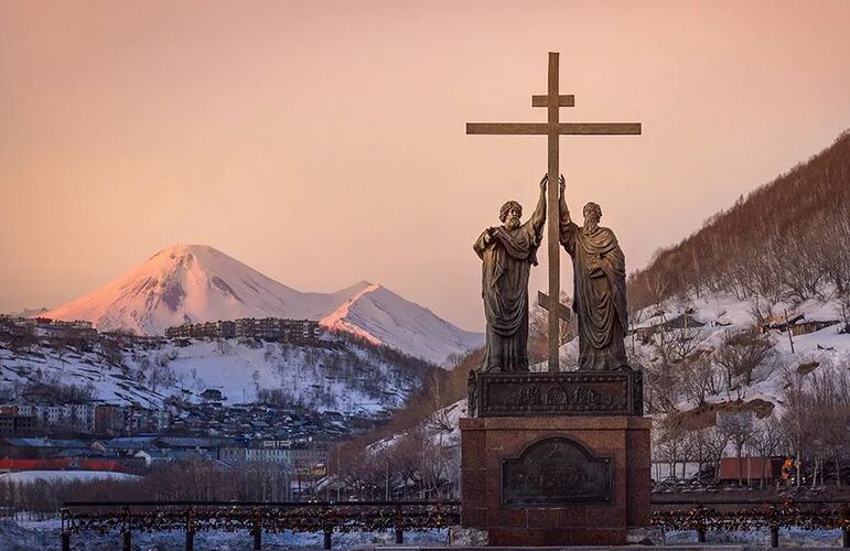 Этот город – самый удалённый от столицы. Через его порт поступала часть помощи по договору ленд‑лиза, а его промышленность была города полностью ориентирована на нужды фронта. Оттуда в 1945 году стартовал Курильский десант, который помог обеспечить окончательную победу над Японией.