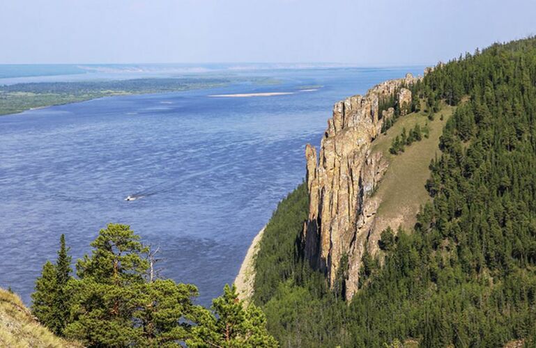 Крупнейшая в мире река, протекающая в зоне вечной мерзлоты, а также самая крупная в России река, чей бассейн полностью находится на территории Российской Федерации.