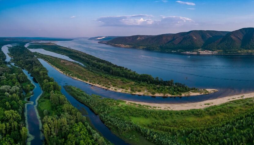 Китайское название этой реки - «река чёрного дракона», от её маньчжурского названия произошло современное название острова Сахалин. Проходит через города Благовещенск и Хабаровск. Впадает в Охотское море. 
