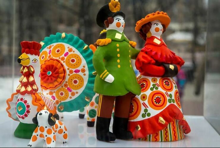 Отличительные черты этой игрушки – это яркие краски и ромбики сусального золота, используемые для украшения