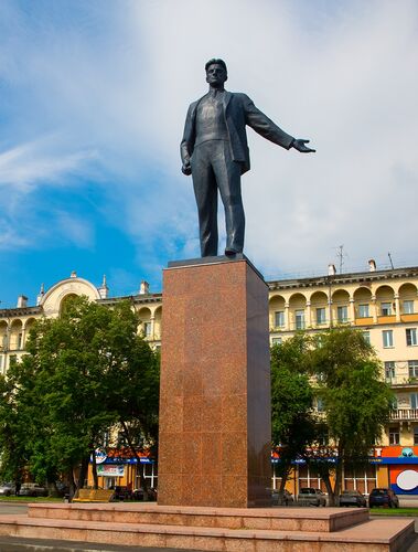 Кто из поэтов писал о Новокузнецке: «Я знаю – город будет Я знаю – саду цвесть Когда такие люди В стране Советской есть»?
